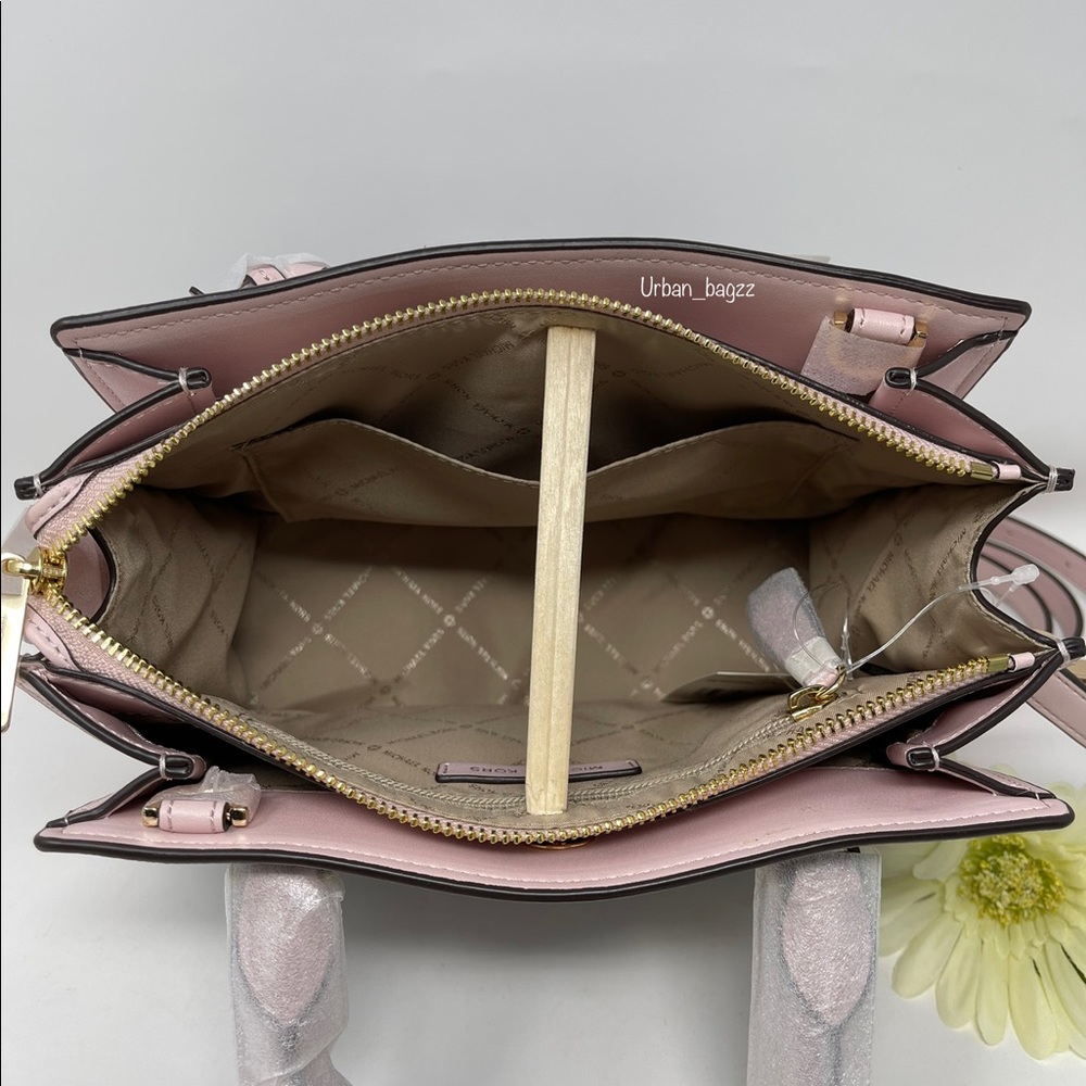 Michael Kors Hope Medium Messenger - Picture 9 of 11